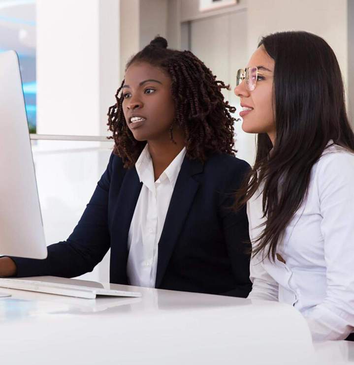 0collegues feminines travaillant en 3cf3